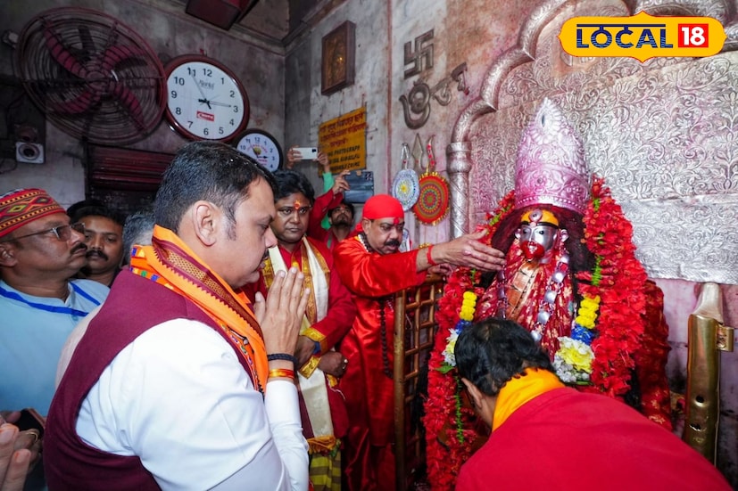 বীরভূম,সৌভিক রায়: বীরভূম জেলার মধ্যে অন্যতম এক পর্যটন কেন্দ্র তারাপীঠ মা তারার মন্দির। প্রত্যেকদিন দূর দূরান্ত থেকে বহু পর্যটক ছুটে আসেন তারাপীঠ মা তারার মন্দির ভ্রমণের জন্য। বিভিন্ন রাজনৈতিক দলের নেতা-নেত্রী থেকে শুরু করে অভিনেতা অভিনেত্রীরা একবার হলেও ঘুরে গেছেন এই তারাপীঠ মন্দির। ঠিক সেই মতন এইদিন একটি দলীয় কর্মসূচিতে যোগদান করতে এসে মা তারার মন্দিরে পুজো দিলেন মহারাষ্ট্রের মুখ্যমন্ত্রী দেবেন্দ্র গঙ্গাধররাও ফড়নবীস।