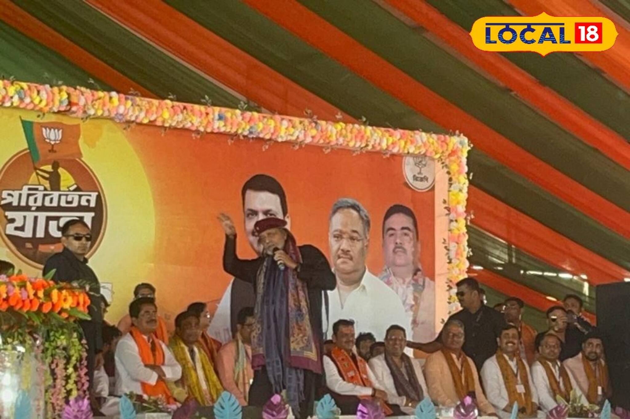 'বছরে এক আধবার আসি, যখন আসি…', বীরভূমের মঞ্চে 'তুফান' তুললেন মিঠুন 'বছরে এক আধবার আসি, যখন আসি…', বীরভূমের মঞ্চে 'তুফান' তুললেন মিঠুন