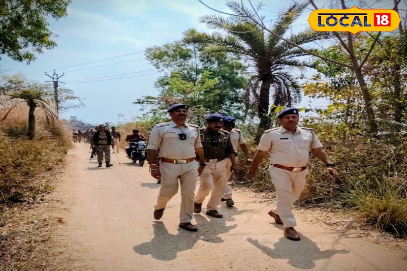 নির্বাচন ঘোষণার আগেই বাঁকুড়া জেলায় কেন্দ্রীয় বাহিনী মোতায়েনের প্রক্রিয়া শুরু হয়েছে। ভোটকে সামনে রেখে আগাম নিরাপত্তা জোরদার করতেই এই পদক্ষেপ বলে প্রশাসনিক সূত্রে জানা গিয়েছে। জেলার বিভিন্ন স্পর্শকাতর এলাকায় ধাপে ধাপে বাহিনী মোতায়েনের পরিকল্পনা নেওয়া হয়েছে। (ছবি ও তথ্য - নীলাঞ্জন বন্দ্যোপাধ্যায়) নির্বাচন ঘোষণার আগেই বাঁকুড়া জেলায় কেন্দ্রীয় বাহিনী মোতায়েনের প্রক্রিয়া শুরু হয়েছে। ভোটকে সামনে রেখে আগাম নিরাপত্তা জোরদার করতেই এই পদক্ষেপ বলে প্রশাসনিক সূত্রে জানা গিয়েছে। জেলার বিভিন্ন স্পর্শকাতর এলাকায় ধাপে ধাপে বাহিনী মোতায়েনের পরিকল্পনা নেওয়া হয়েছে। (ছবি ও তথ্য - নীলাঞ্জন বন্দ্যোপাধ্যায়)