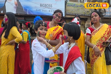 দোলের দিন রাজ্য জুড়ে রঙিন ছবি! শান্তিনিকেতনের আদলে বসন্ত উৎসব মেদিনীপুরে, দেখুন ছবিতে দোলের দিন রাজ্য জুড়ে রঙিন ছবি! শান্তিনিকেতনের আদলে বসন্ত উৎসব মেদিনীপুরে, দেখুন ছবিতে