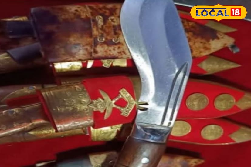 খুকরির সঙ্গে জড়িয়ে রয়েছে গোর্খা সম্প্রদায়ের বীরত্বের গাঁথা। খুকরির কথা সামনে এলেই সকলের চোখের সামনে ভেসে ওঠে এক গোর্খা পুরুষের চেহারা। যার হাতে থাকে খুকরি। কালচিনি ও মাদারিহাট ব্লকে তৈরি হয় খুকরি। কারখানা রয়েছে খুকরি তৈরির। (ছবি ও তথ্য: অনন্যা দে) খুকরির সঙ্গে জড়িয়ে রয়েছে গোর্খা সম্প্রদায়ের বীরত্বের গাঁথা। খুকরির কথা সামনে এলেই সকলের চোখের সামনে ভেসে ওঠে এক গোর্খা পুরুষের চেহারা। যার হাতে থাকে খুকরি। কালচিনি ও মাদারিহাট ব্লকে তৈরি হয় খুকরি। কারখানা রয়েছে খুকরি তৈরির। (ছবি ও তথ্য: অনন্যা দে)