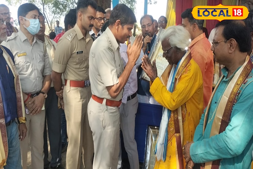 পূর্ব বর্ধমান জেলার মঙ্গলকোট যেন সাহিত্যপ্রেমীদের মিলনক্ষেত্রে পরিণত হয়েছিল। পল্লিকবি কুমুদরঞ্জন মল্লিকের ১৪৩তম জন্মবার্ষিকী উপলক্ষে আয়োজিত হয় ‘কুমুদ সাহিত্য মেলা’। মঙ্গলকোটের এই মাটিতেই কবির জন্ম ও শৈশব-কৈশোরের স্মৃতি জড়িয়ে রয়েছে। গ্রামীণ প্রকৃতি, বাংলার মাটি ও মানুষের জীবনচিত্র তাঁর কবিতায় অনবদ্যভাবে ধরা পড়েছিল। সেই স্মৃতিকে সম্মান জানাতেই প্রতি বছরের মতো এবারও মহাসমারোহে পালিত হয় সাহিত্য মেলা। (ছবি ও তথ্যঃ বনোয়ারীলাল চৌধুরী) পূর্ব বর্ধমান জেলার মঙ্গলকোট যেন সাহিত্যপ্রেমীদের মিলনক্ষেত্রে পরিণত হয়েছিল। পল্লিকবি কুমুদরঞ্জন মল্লিকের ১৪৩তম জন্মবার্ষিকী উপলক্ষে আয়োজিত হয় ‘কুমুদ সাহিত্য মেলা’। মঙ্গলকোটের এই মাটিতেই কবির জন্ম ও শৈশব-কৈশোরের স্মৃতি জড়িয়ে রয়েছে। গ্রামীণ প্রকৃতি, বাংলার মাটি ও মানুষের জীবনচিত্র তাঁর কবিতায় অনবদ্যভাবে ধরা পড়েছিল। সেই স্মৃতিকে সম্মান জানাতেই প্রতি বছরের মতো এবারও মহাসমারোহে পালিত হয় সাহিত্য মেলা। (ছবি ও তথ্যঃ বনোয়ারীলাল চৌধুরী)
