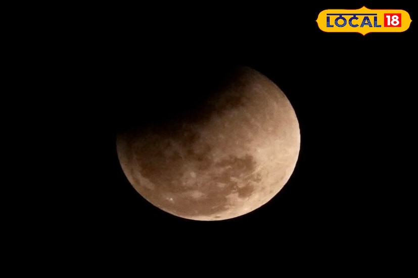 বছরের প্রথম চন্দ্রগ্রহণের পর এবার কৌতূহল, বছরের দ্বিতীয় চন্দ্রগ্রহণ ঘিরে। কবে রয়েছে বছরের এই দ্বিতীয় চন্দ্রগ্রহণ? তথ্য বলছে, ২০২৬ সালের অগস্ট মাসে রয়েছে বছরের দ্বিতীয় চন্দ্রগ্রহণটি। ২৮ অগস্ট রয়েছে পরের চন্দ্রগ্রহণ।