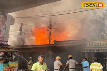 মধ্যমগ্রাম স্টেশন সংলগ্ন এলাকায় বিধ্বংসী আগুন,পাশেই ট্রেন লাইন হওয়ায় চরম আতঙ্কে স্থানীয়রা