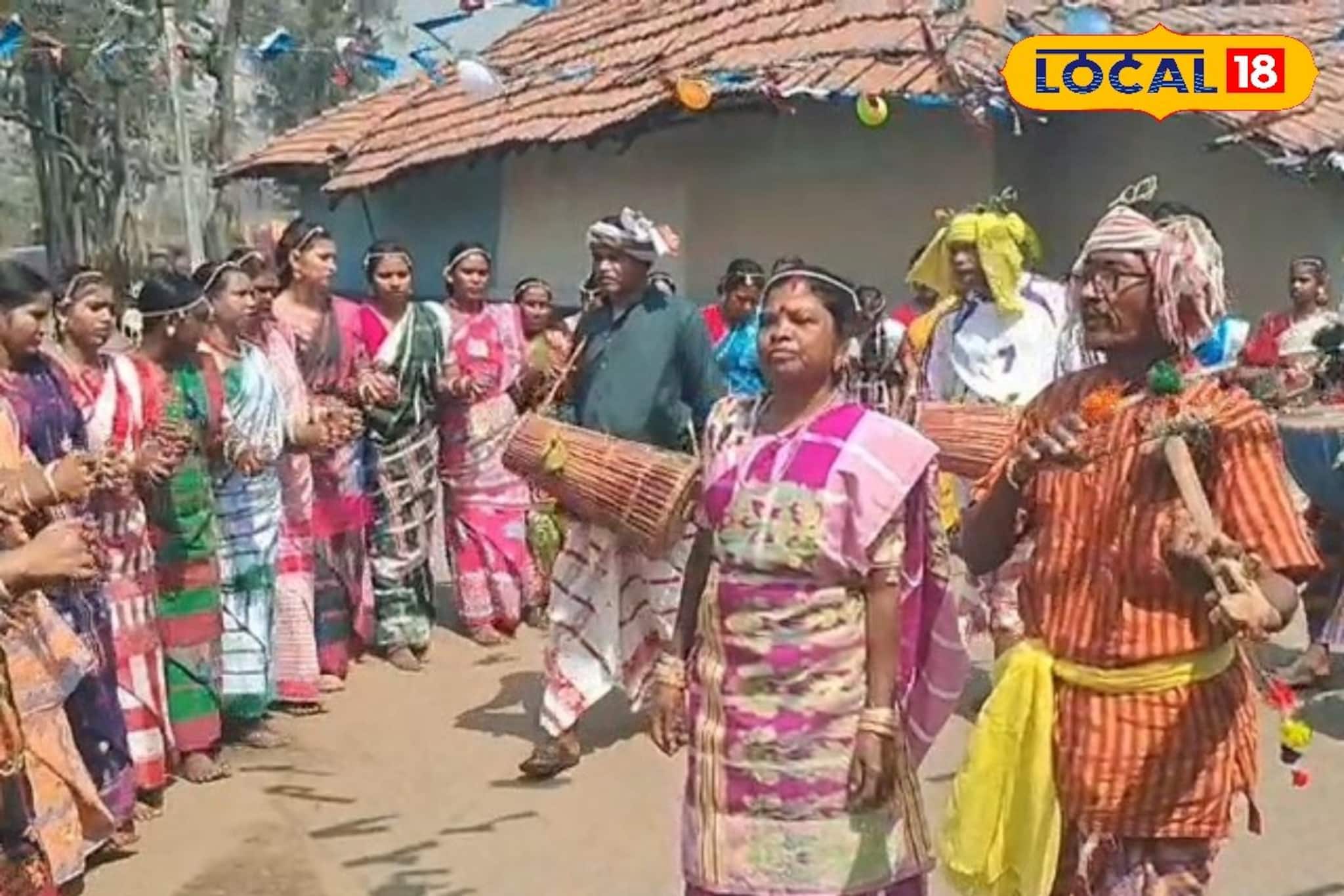 মাখব গায়ে শালের রেণু...এই গ্রামে দোল খেলা হয় জঙ্গল থেকে কুড়িয়ে আনা প্রাকৃতিক উপাদানে