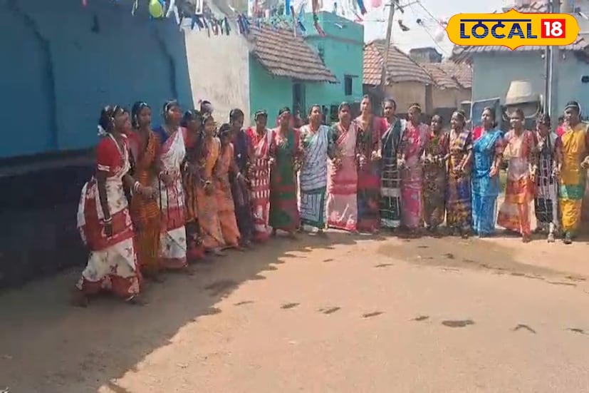 দেশজুড়ে যখন আবির আর কৃত্রিম রঙের জোয়ার,তখন আসানসোলের এক প্রত্যন্ত আদিবাসী গ্রাম দেখাল সম্পূর্ণ ভিন্ন ছবি।সম্পূর্ণ এক অন্যরকম দোল উৎসব দেখা গেল আসানসোলের হাড়মাড়ডি রাঙাপাড়া আদিবাসী গ্রামে।(ছবি ও তথ্য: সায়নী সরকার) দেশজুড়ে যখন আবির আর কৃত্রিম রঙের জোয়ার,তখন আসানসোলের এক প্রত্যন্ত আদিবাসী গ্রাম দেখাল সম্পূর্ণ ভিন্ন ছবি।সম্পূর্ণ এক অন্যরকম দোল উৎসব দেখা গেল আসানসোলের হাড়মাড়ডি রাঙাপাড়া আদিবাসী গ্রামে।(ছবি ও তথ্য: সায়নী সরকার)