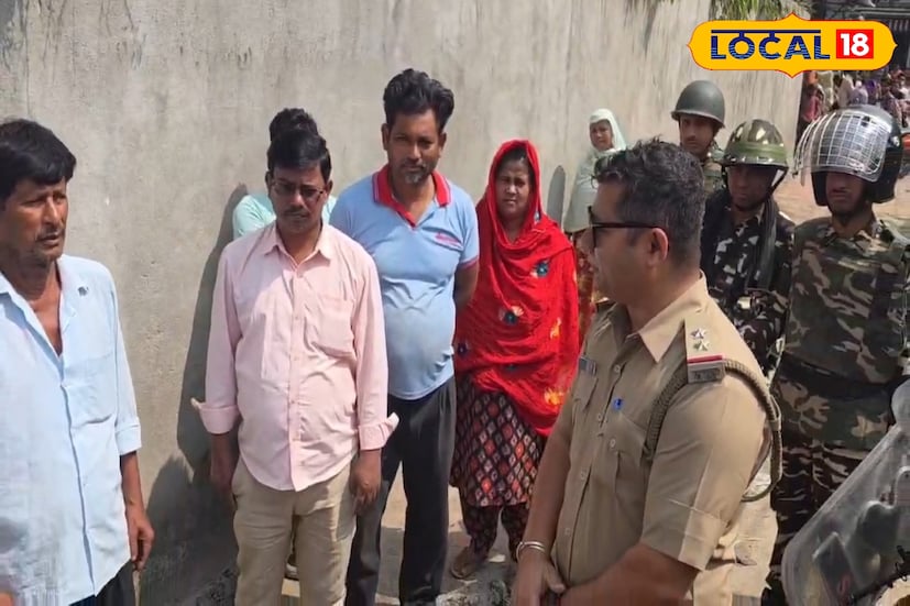 আলিপুরদুয়ার জেলার ভারত-ভুটান সীমান্ত জয়গাঁ এলাকায় বুধবার বিকেলে রুটমার্চ করতে দেখা গেল কেন্দ্রীয় বাহিনীর জওয়ানদের। সীমান্ত শহর জয়গাঁ এলাকার প্রথম ও দ্বিতীয় ভুটান গেটের সামনে পরিদর্শন করতে দেখা যায় জওয়ানদের। তাঁদের সঙ্গে ছিলেন জয়গাঁ থানার ওসি নয়ন দাস। (ছবি ও তথ্য: অনন্যা দে) আলিপুরদুয়ার জেলার ভারত-ভুটান সীমান্ত জয়গাঁ এলাকায় বুধবার বিকেলে রুটমার্চ করতে দেখা গেল কেন্দ্রীয় বাহিনীর জওয়ানদের। সীমান্ত শহর জয়গাঁ এলাকার প্রথম ও দ্বিতীয় ভুটান গেটের সামনে পরিদর্শন করতে দেখা যায় জওয়ানদের। তাঁদের সঙ্গে ছিলেন জয়গাঁ থানার ওসি নয়ন দাস। (ছবি ও তথ্য: অনন্যা দে)