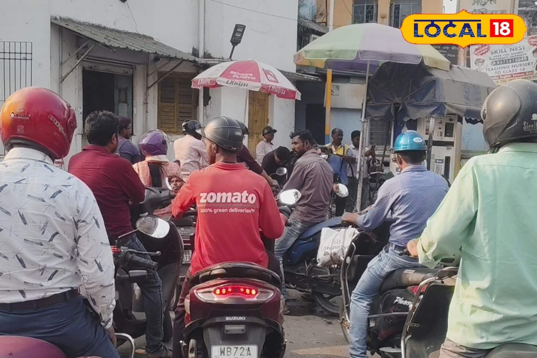 যুদ্ধ পরিস্থিতি ইরান-মধ্যপ্রাচ্যে! হঠাৎ জলপাইগুড়িতে পেট্রল পাম্পে বেজায় ভিড়! কী এমন হল?