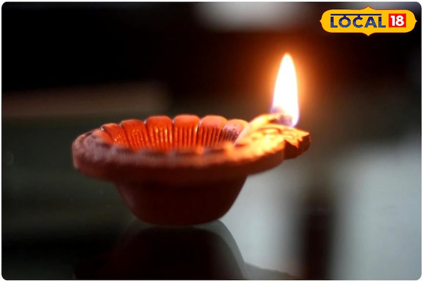 বীরভূম, সৌভিক রায়: প্রত্যেকের বাড়িতে সুখ শান্তি এবং সমৃদ্ধির জন্য যে যেই ধর্মের মানুষ তারা নিজের প্রতিষ্ঠিত দেবতার পুজো করে থাকেন। ঠিক তেমনি সন্ধ্যা লাগলে বাড়িতে ধুপ জল দিয়ে বাড়ির মঙ্গল কামনায় পুজো করা হয়ে থাকে প্রত্যেকদিন। তবে অনেকেই জানেন না ঠিক কোন সময় বাড়িতে সন্ধ্যায় ধুপ জল দেওয়া প্রয়োজন। আর এই বিষয়ে আমাদের জানিয়েছেন বোলপুর কংকালীতলা মন্দিরের সেবায়েত কৌশিক চক্রবর্তী। (ছবি ও তথ্য: সৌভিক রায়)