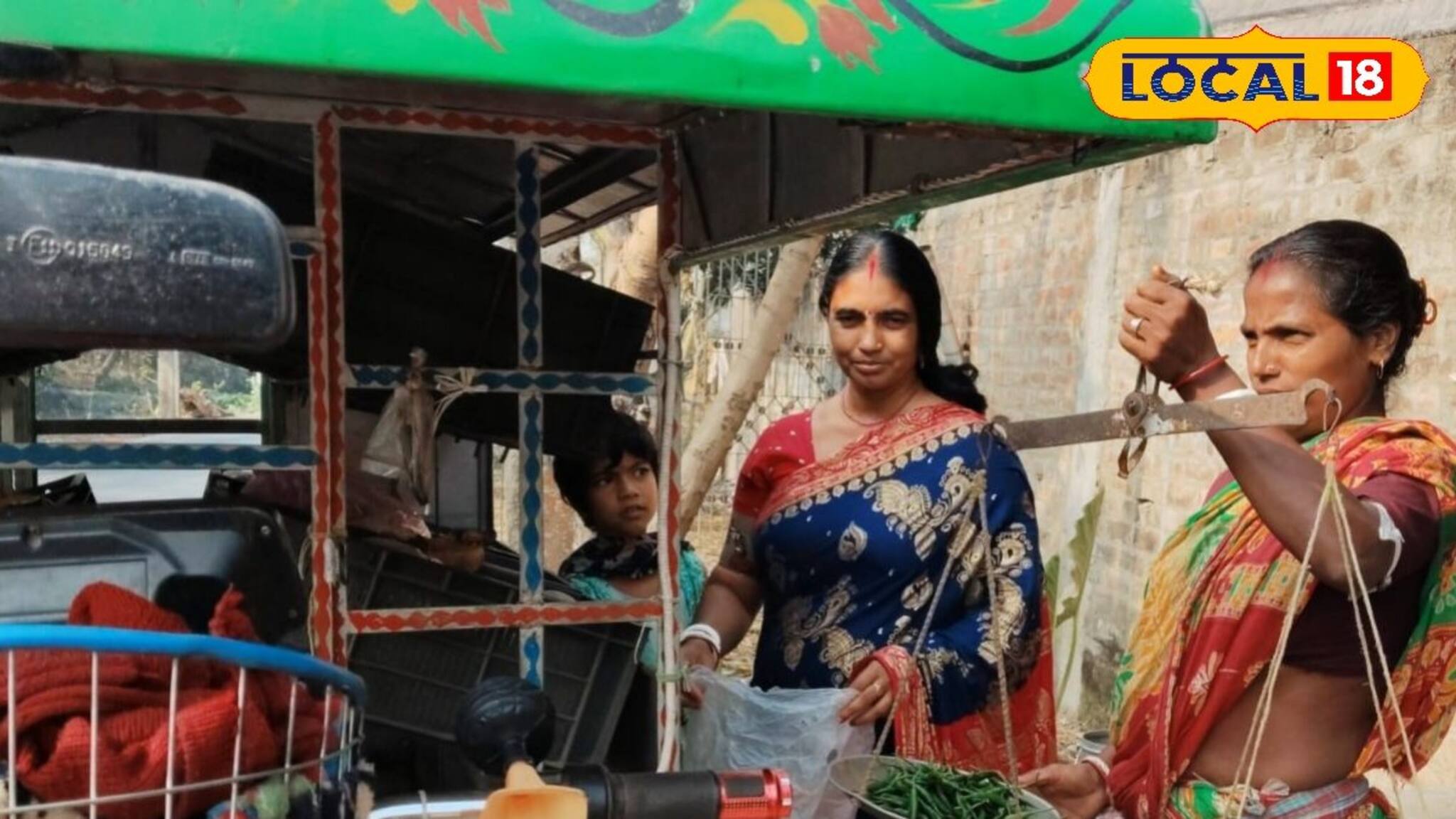 Women's Day 2026: গৃহবধূর হাতে দাঁড়িপাল্লা! সংসার চালাতে দরজায় দরজায় সবজি বিক্রি করেন প্রত্যন্ত সুন্দরবনের লক্ষ্মী