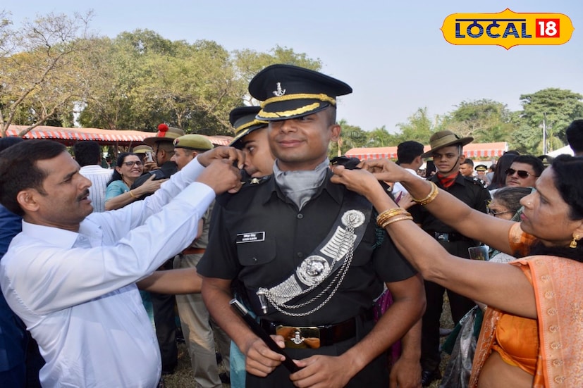 শিলিগুড়ি, ঋত্বিক ভট্টাচার্য : শিলিগুড়ি শহরের জন্য গর্বের খবর। শিলিগুড়ির ৪৩ নম্বর ওয়ার্ডের গান্ধিনগরের বাসিন্দা বিবেক সিং ভারতীয় সেনাবাহিনীতে লেফটেন্যান্ট হিসেবে নিযুক্ত হয়েছেন। এই খবর ছড়িয়ে পড়তেই আনন্দে ভাসছে পরিবার থেকে শুরু করে গোটা এলাকা। শহরের মানুষও এই সাফল্যে গর্বিত।