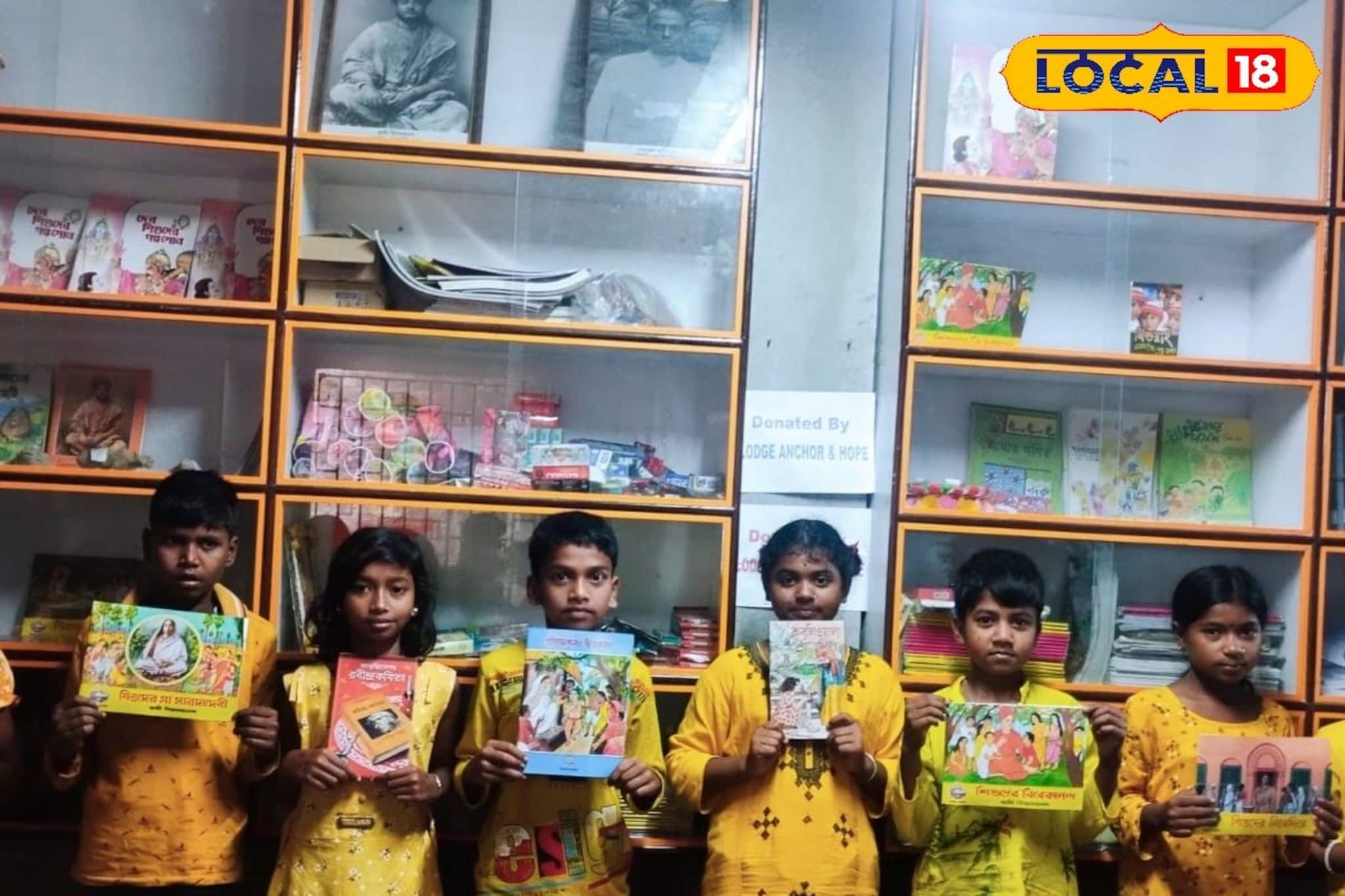 সুন্দরবনের 'এক টাকার পাঠশালা'-য় চালু লাইব্রেরি!ছোট-বড় সকলেই পাবেন গল্পের বই পড়ার সুযোগ