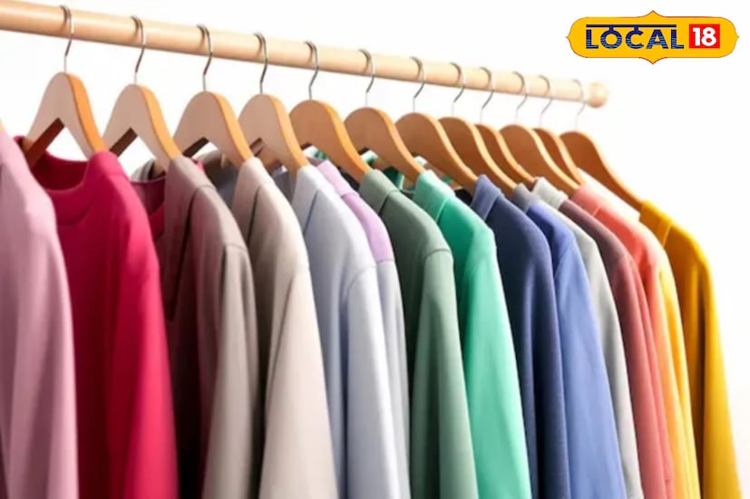 বর্তমান যুগ যেমন একদিকে তথ্যপ্রযুক্তির যুগ, ঠিক তেমনি এর পাশাপাশি অন্যদিকে নতুনত্ব ধরনের সাজ সজ্জা পরিধান করার যুগ। কারণ বর্তমান সময়ে কেউ কারোর থেকে এক অংশে পিছনে থাকতে পছন্দ করে না। আর সেই কারণেই বিয়ের বাড়ি হোক বা যে কোনও ধরনের অনুষ্ঠান বাড়ি নতুনত্ব পোশাক গায়ে নিয়ে যেতে পছন্দ করেন আট থেকে আশি সকলেই। তবে নতুন পোশাক পরিধান করলেই তো হবে না। আপনাকে জানতে হবে কোন বার অথবা কোন অনুষ্ঠানে কোন রংয়ের পোশাক পরিধান করা প্রয়োজন। (ছবি ও তথ্য: সৌভিক রায়)