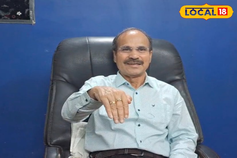 নিজের এলাকায় এখনও তাঁর গ্রহণযোগ্যতা প্রশ্নাতীত। এদিন সেই নিজের গড়ে দাঁড়িয়েই অধীর চৌধুরী বললেন, সারা পৃথিবী জুড়েই গ্যাসের সংকট তৈরি হয়েছে। ইন্টারনেট পরিষেবা দু'দিন পরে ক্ষতিগ্রস্ত হতে পারে। সমুদ্রের নীচে দিয়ে কেবল গিয়েছে সেখানে সমস্যা দেখা দিতে পারে। যুদ্ধ পরিস্থিতি নিয়ে ইন্টারনেট বন্ধ হওয়ার আশঙ্কা প্রকাশ করলেন অধীর চৌধুরী। তবে বুধবার অন্য মুডে দেখা গেল অধীর কে। 