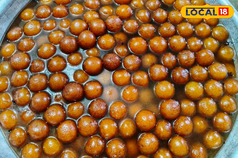 অত্যাধুনিক প্রযুক্তির ছোঁয়ায় এখন মিষ্টি তৈরির পদ্ধতিতেও এসেছে বড় পরিবর্তন। আগে যেখানে পুরো প্রক্রিয়াটি নির্ভর করত শ্রম ও সময়ের উপর, এখন সেখানে মেশিনের ব্যবহারে খুব অল্প সময়ের মধ্যেই স্বাস্থ্যসম্মত ও নিয়ন্ত্রিত উপায়ে তৈরি করা যাচ্ছে নানা ধরনের মিষ্টি। (ছবি ও তথ্য: শান্তনু দাস)