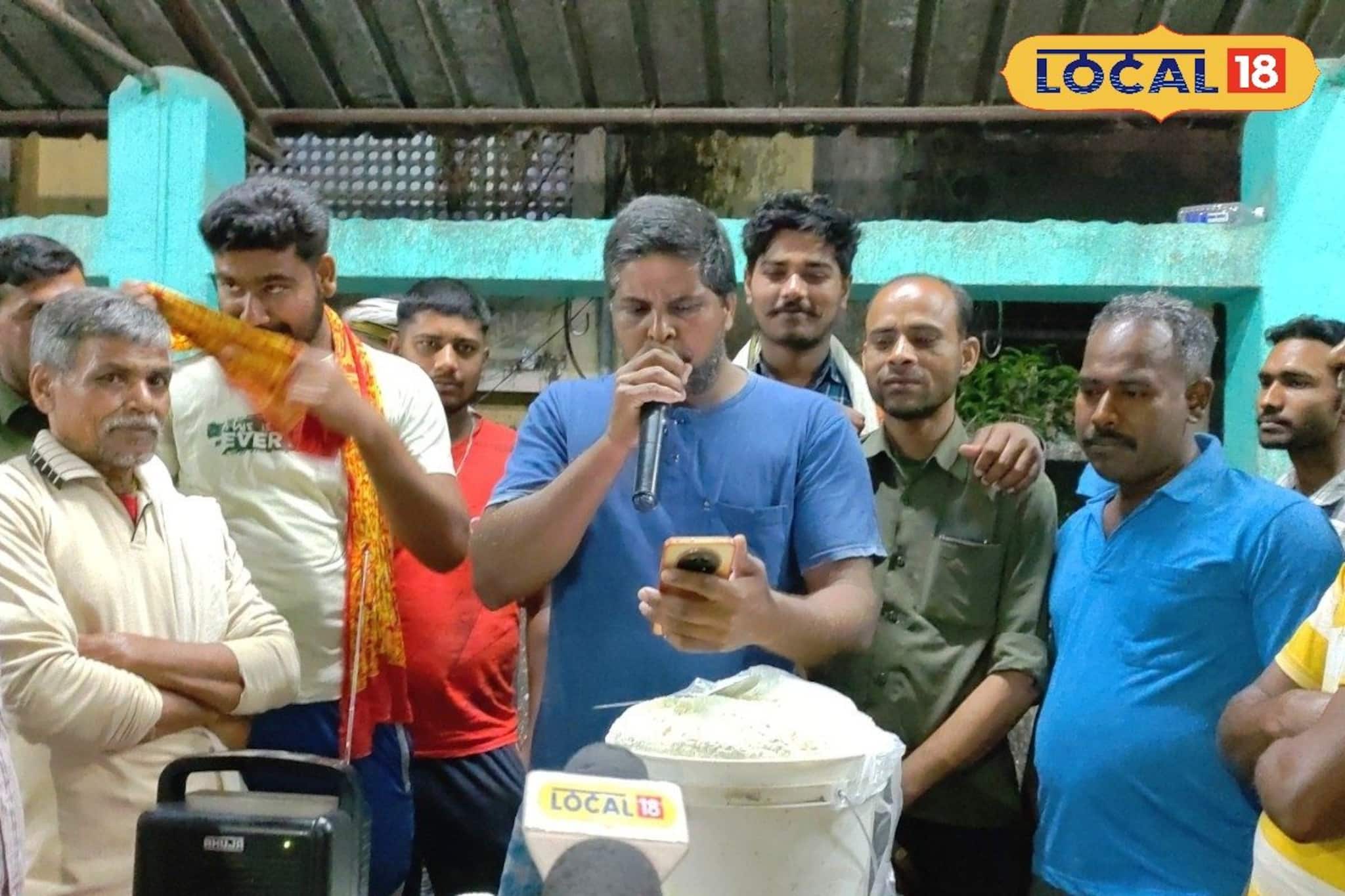 গান গাইতে গাইতেই ছানা বিক্রি...! আয় বাড়ল Double,‌ ক্রেতাদের মন জয় করতে অভিনব কৌশল