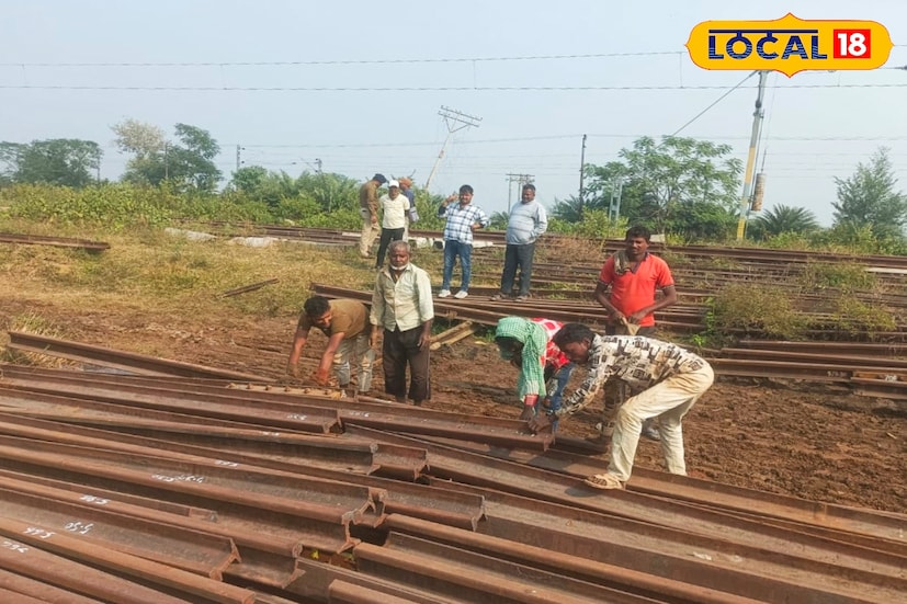 ফেলে দেওয়া লোহার সামগ্রী বেচে কোটি কোটি টাকা আয় মালদহ রেল ডিভিশনের। একদিনেই ৬ কোটি ৬৫ লক্ষ টাকার অপ্রয়োজনীয় সামগ্রী বিক্রি করে রেকর্ড গড়ল মালদহ রেল ডিভিশন। এই সাফল্যের জেরে চলতি অর্থবর্ষ‌ ২০২৫-২৬ এর স্ক্র্যাপ বিক্রির নির্ধারিত লক্ষ্যমাত্রাও ইতিমধ্যেই ছাড়িয়ে গেছে। (ছবি ও তথ্য: জিএম মোমিন)
