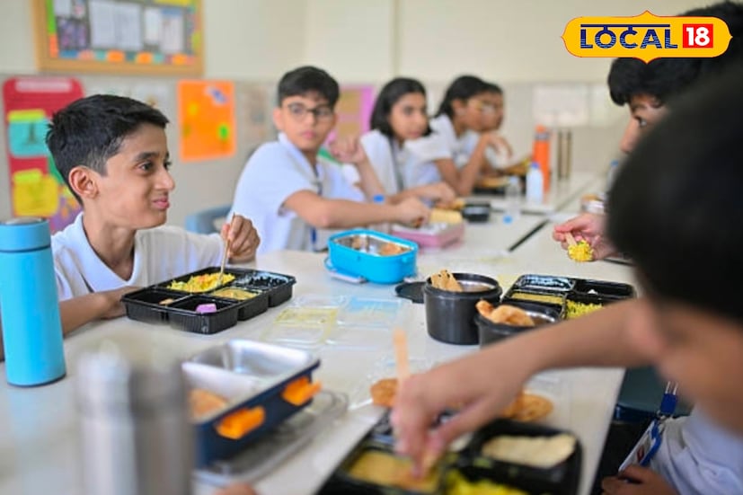 রোজ সকালে মায়েদের একটাই দুশ্চিন্তা 'আজ বাচ্চার স্কুলের টিফিনে নতুন কী দেওয়া যায়?' কারণ প্রতিদিন একই খাবার দিলে মন ভরে না খুদেদের, আর ভরা টিফিন বক্স অবিকল ফেরত আসে বাড়িতে। আপনিও কি এই সমস্যায় নাজেহাল? (ছবি ও তথ্য: সায়নী সরকার)