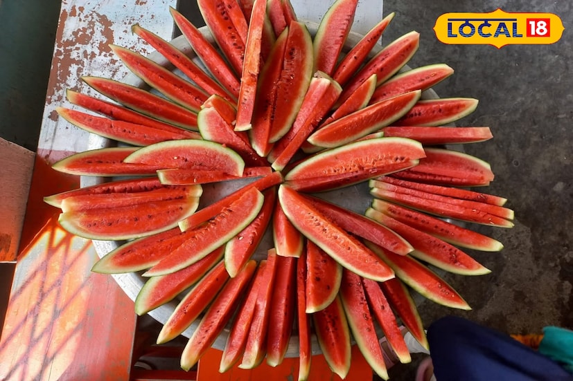 ইতিমধ্যেই রাজ্যজুড়ে গরমের তীব্রতা বাড়তে শুরু করেছে। এই পরিস্থিতিতে ছোট ছোট ছাত্রছাত্রীদের সুস্থতা ও শরীর হাইড্রেট রাখার কথা মাথায় রেখে অভিনব উদ্যোগ নিল নদিয়ার মায়াপুর পূর্ব মোল্লাপাড়া প্রাথমিক বিদ্যালয় কর্তৃপক্ষ। মিড ডে মিলের মেনুতে এবার যুক্ত হয়েছে রকমারি ফলের স্যালাড। (ছবি ও তথ্য: মৈনাক দেবনাথ) ইতিমধ্যেই রাজ্যজুড়ে গরমের তীব্রতা বাড়তে শুরু করেছে। এই পরিস্থিতিতে ছোট ছোট ছাত্রছাত্রীদের সুস্থতা ও শরীর হাইড্রেট রাখার কথা মাথায় রেখে অভিনব উদ্যোগ নিল নদিয়ার মায়াপুর পূর্ব মোল্লাপাড়া প্রাথমিক বিদ্যালয় কর্তৃপক্ষ। মিড ডে মিলের মেনুতে এবার যুক্ত হয়েছে রকমারি ফলের স্যালাড। (ছবি ও তথ্য: মৈনাক দেবনাথ)