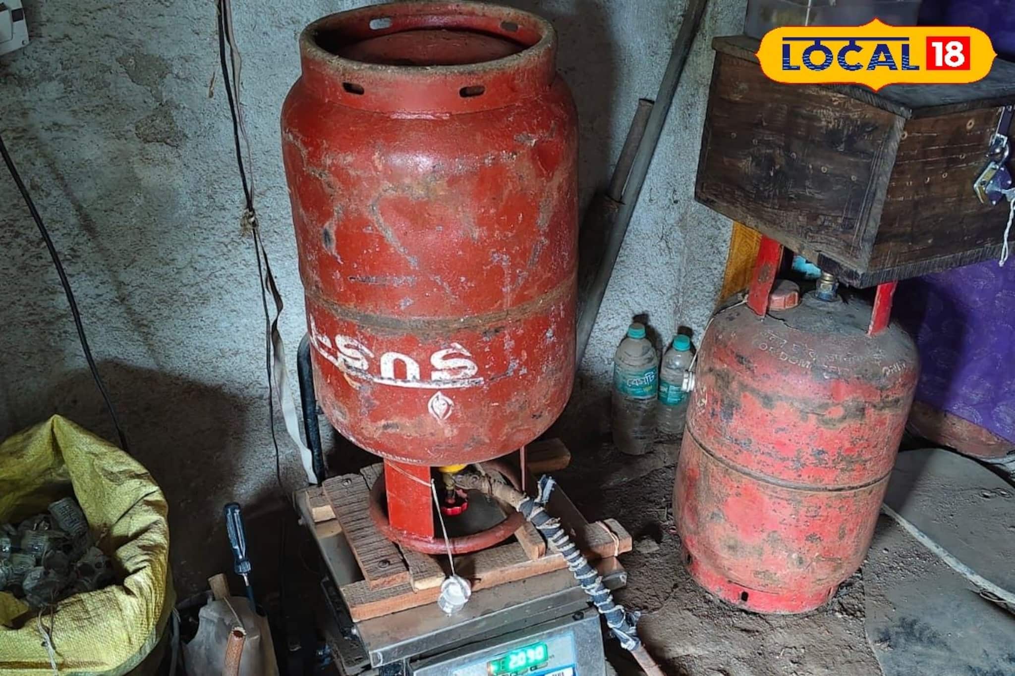 জয়নগরে রান্নার গ্যাসের বেআইনি ব্যবহার, প্রকাশ্যেই 'কালোবাজারি'র অভিযোগ জয়নগরে রান্নার গ্যাসের বেআইনি ব্যবহার, প্রকাশ্যেই 'কালোবাজারি'র অভিযোগ