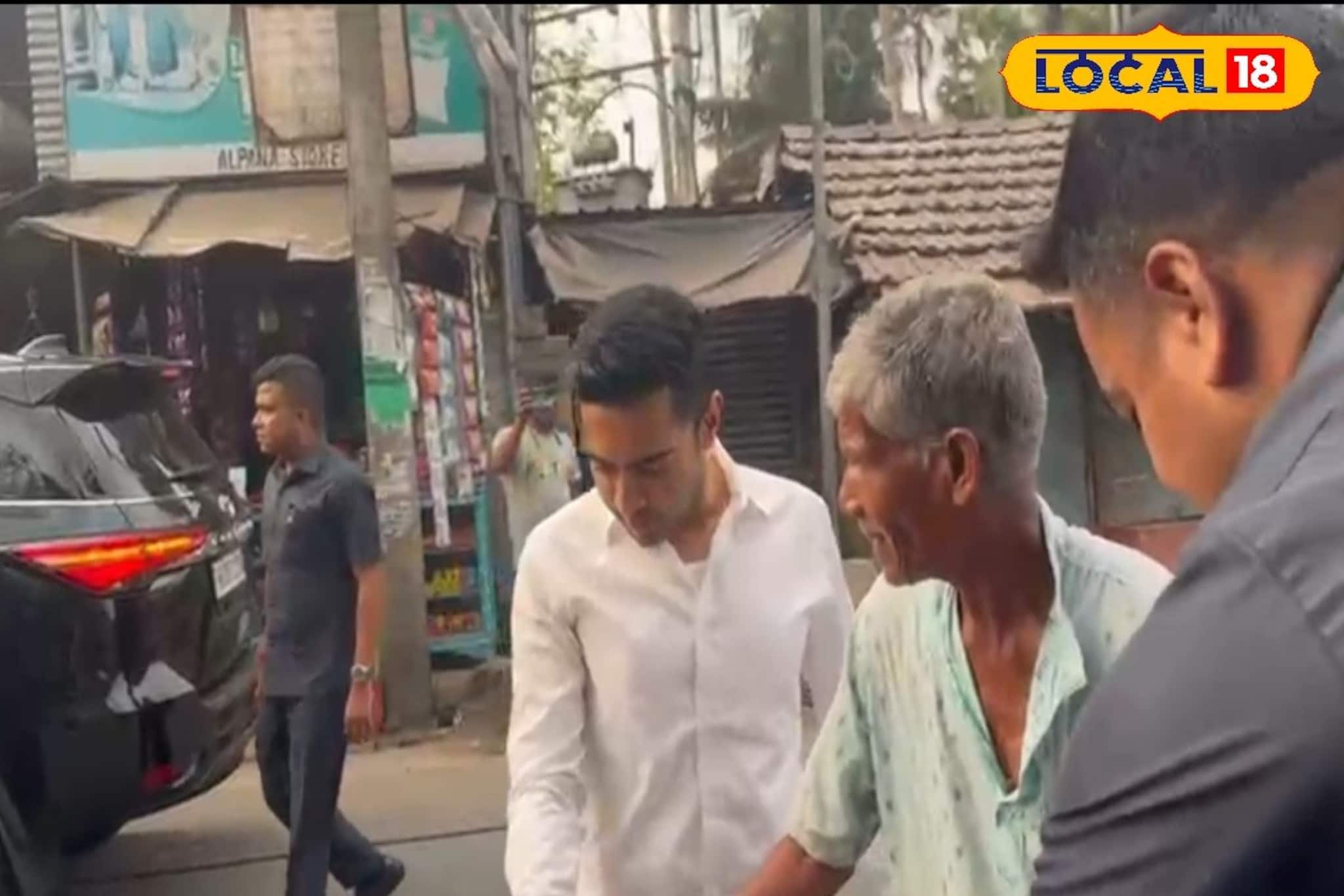 কনভয় থামিয়ে গাড়ি থেকে নেমে এলেন অভিষেক, তুলে ধরলেন সাইকেল থেকে পড়ে যাওয়া বৃদ্ধকে, বিষ্ণুপুরের রাস্তায় চোখে-জল আনা দৃশ্য কনভয় থামিয়ে গাড়ি থেকে নেমে এলেন অভিষেক, তুলে ধরলেন সাইকেল থেকে পড়ে যাওয়া বৃদ্ধকে, বিষ্ণুপুরের রাস্তায় চোখে-জল আনা দৃশ্য