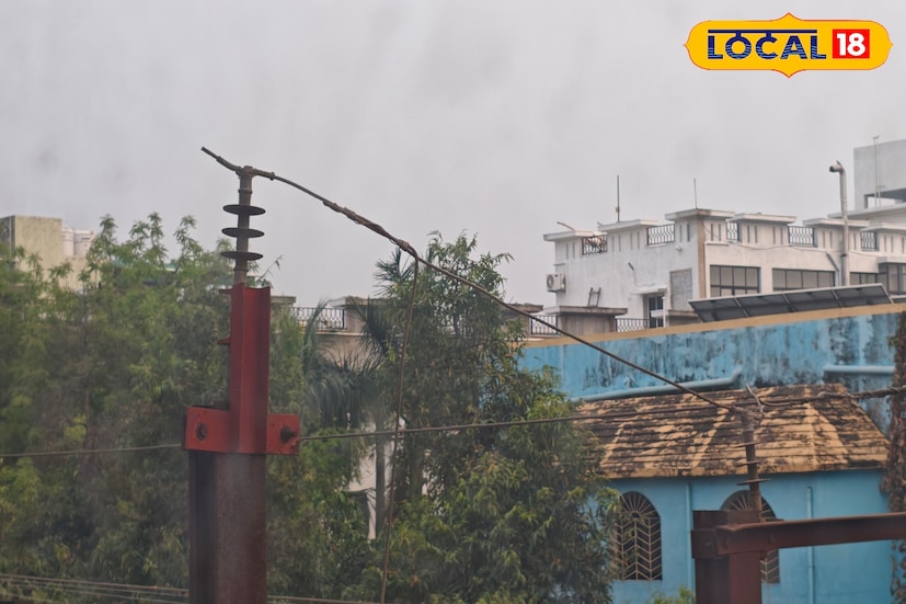 সোমবারের অগ্রিম আবহাওয়া আপডেট অনুযায়ী বাঁকুড়া জেলায় আবহাওয়া আংশিক মেঘলা থাকার সম্ভাবনা রয়েছে। সকাল থেকেই আকাশে মেঘের আনাগোনা দেখা যেতে পারে। দিনের তাপমাত্রা ৩২ থেকে ৩৪ ডিগ্রি সেলসিয়াসের মধ্যে থাকতে পারে। দুপুরের পর কোথাও কোথাও হালকা দমকা হাওয়া বইতে পারে এবং স্থানীয়ভাবে হালকা বৃষ্টির সম্ভাবনাও উড়িয়ে দেওয়া যাচ্ছে না। ফলে গত কয়েক দিনের তুলনায় আবহাওয়ায় কিছুটা স্বস্তি মিলতে পারে বলে মনে করছেন আবহাওয়াবিদরা। সোমবারের অগ্রিম আবহাওয়া আপডেট অনুযায়ী বাঁকুড়া জেলায় আবহাওয়া আংশিক মেঘলা থাকার সম্ভাবনা রয়েছে। সকাল থেকেই আকাশে মেঘের আনাগোনা দেখা যেতে পারে। দিনের তাপমাত্রা ৩২ থেকে ৩৪ ডিগ্রি সেলসিয়াসের মধ্যে থাকতে পারে। দুপুরের পর কোথাও কোথাও হালকা দমকা হাওয়া বইতে পারে এবং স্থানীয়ভাবে হালকা বৃষ্টির সম্ভাবনাও উড়িয়ে দেওয়া যাচ্ছে না। ফলে গত কয়েক দিনের তুলনায় আবহাওয়ায় কিছুটা স্বস্তি মিলতে পারে বলে মনে করছেন আবহাওয়াবিদরা।