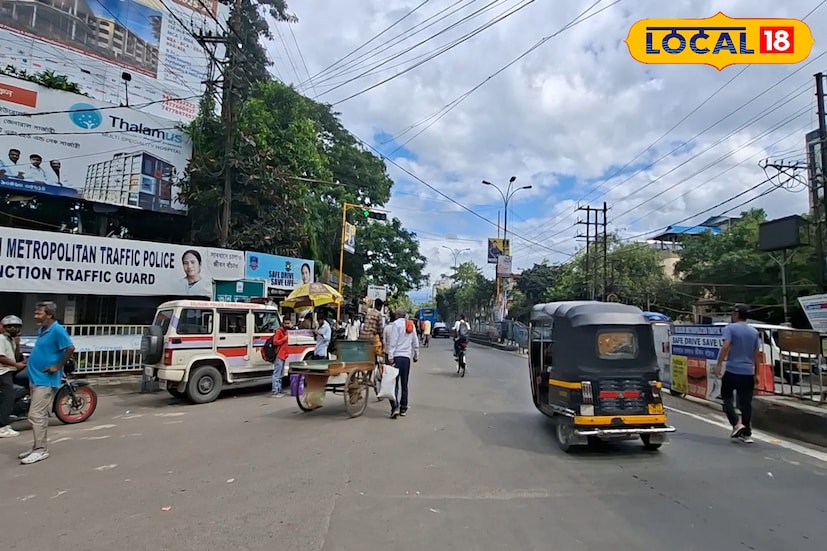 সোমবার সকালে অফিস, ব্যবসা বা দৈনন্দিন কাজে বেরোনোর আগে শহরের ট্র্যাফিক পরিস্থিতি সম্পর্কে আগে থেকেই সতর্ক থাকার পরামর্শ দিল শিলিগুড়ি ট্র্যাফিক পুলিশ। সোমবার ১৬ মার্চ সম্ভাব্য যানজটের কারণে শহরের বেশ কিছু গুরুত্বপূর্ণ সড়কে যানবাহনের গতি ধীর থাকতে পারে বলে জানানো হয়েছে। তাই চালকদের সতর্কতার সঙ্গে গাড়ি চালানো এবং প্রয়োজনে বিকল্প রাস্তা ব্যবহার করার অনুরোধ জানানো হয়েছে। (ছবি ও তথ্য: ঋত্বিক ভট্টাচার্য) সোমবার সকালে অফিস, ব্যবসা বা দৈনন্দিন কাজে বেরোনোর আগে শহরের ট্র্যাফিক পরিস্থিতি সম্পর্কে আগে থেকেই সতর্ক থাকার পরামর্শ দিল শিলিগুড়ি ট্র্যাফিক পুলিশ। সোমবার ১৬ মার্চ সম্ভাব্য যানজটের কারণে শহরের বেশ কিছু গুরুত্বপূর্ণ সড়কে যানবাহনের গতি ধীর থাকতে পারে বলে জানানো হয়েছে। তাই চালকদের সতর্কতার সঙ্গে গাড়ি চালানো এবং প্রয়োজনে বিকল্প রাস্তা ব্যবহার করার অনুরোধ জানানো হয়েছে। (ছবি ও তথ্য: ঋত্বিক ভট্টাচার্য)