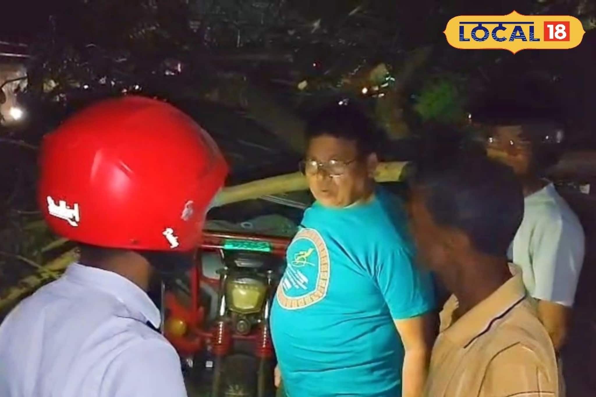 রাতের অন্ধকারে তুমুল আতঙ্ক, ধেয়ে এল প্রবল ঝড়, গাছ ভেঙে সজোরে পড়ল টোটোর ওপর