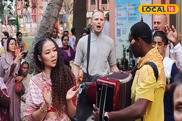 সাধু বেশে বিদেশি-বিদেশিনীদের নামসংকীর্তন! হরেকৃষ্ণ মহামন্ত্রে আত্মহারা মায়াপুরের অনন্য মুহূর্তের ছবি দেখে মন জুড়াবে আপনারও