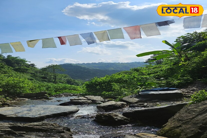 *শিলিগুড়ি, ঋত্বিক ভট্টাচার্য: সারা সপ্তাহের ব্যস্ত কাজের পরে অনেক সরকারি কর্মচারী কিংবা কর্মজীবী মানুষই রবিবারের একদিনের ছুটিতে পরিবার নিয়ে কোথায় ঘুরতে যাবেন, তা নিয়ে ভাবনায় পড়ে যান। দূরে কোথাও যাওয়ার সময় নেই, আবার বাড়িতে বসেও দিন কাটাতে মন চায় না। ঠিক এমন সময় শহরের খুব কাছেই রয়েছে এক অজানা সুন্দর ঠিকানা—রোহিণী ওয়াটারফল।