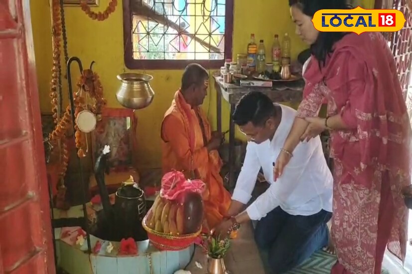 কালচিনি, অনন্যা দে:সকালবেলাতে স্ত্রীকে সঙ্গে নিয়ে নিজের বাড়ির সামনের শিব মন্দিরে পুজো দিয়ে ভোট প্রচারে বেরিয়ে পড়লেন কালচিনি বিধানসভার বিজেপি প্রার্থী বিশাল লামা। ভাটপাড়া চা বাগানের বাসিন্দা বিশাল লামা। সেখানে রয়েছে একটি শিব মন্দির। এই মন্দির নিয়ে এলাকাবাসীদের বিভিন্ন মান্যতা রয়েছে। শিব মন্দিরে পুজো দেওয়ার পর তিনি চলে যান এলাকার এক বৌদ্ধ গুম্ফাতে। 