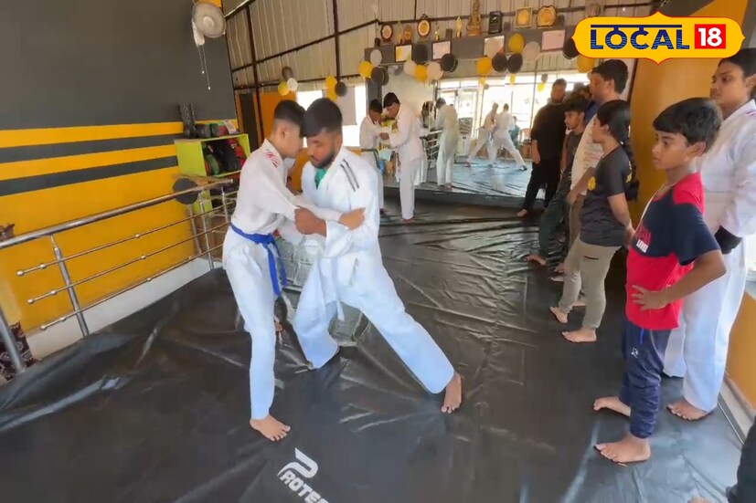 জুডোর মাধ্যমেও একদিকে যেমন ঘটে শারীরিক ও মানসিক বিকাশ তেমনই হয়ে উঠতে পারে ভবিষ্যৎ বার্তা। খেলার প্রতি আগ্রহ বাড়াতে বিশেষ সেমিনার অনুষ্ঠিত হল পূর্ব বর্ধমানে। (ছবি ও তথ্য: সায়নী সরকার)