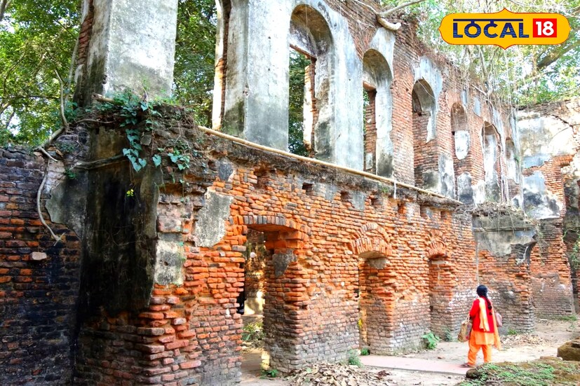 দিঘা তো বহুবার গেছেন। কিন্তু দিঘা যাওয়ার পথে ৪০০ বছরের প্রাচীন এই রাজবাড়ি দেখেছেন কি? যদি না দেখে থাকেন, তাহলে আপনি বড় মিস করেছেন। পূর্ব মেদিনীপুর জেলার ভগবানপুরের কাজলাগড় রাজবাড়ি আজও ইতিহাসের নীরব সাক্ষী হয়ে দাঁড়িয়ে আছে। ভগ্নপ্রায় এই প্রাসাদের জরাজীর্ণ চেহারা দেখলে গা শিউরে ওঠে। প্রাচীন ঐতিহাসিক এই রাজবাড়ী ধরে ধরে জনপ্রিয় হয়ে উঠছে পর্যটকদের কাছে।