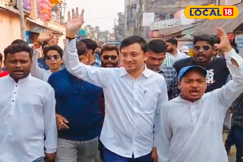 কলেজ জীবনের ছাত্র রাজনীতি থেকে শুরু হওয়া দীর্ঘ রাজনৈতিক পথচলা। সংগঠনের বিভিন্ন স্তরে দায়িত্ব সামলে অবশেষে বিধানসভা নির্বাচনের প্রার্থী হলেন মালদহের যুব নেতা প্রসেনজিৎ দাস। তৃণমূল কংগ্রেস তাঁকে গাজোল বিধানসভা কেন্দ্র থেকে প্রার্থী ঘোষণা করতেই শুরু হয়েছে জোরদার প্রচার। নাম ঘোষণা হওয়ার পরই খোলা গাড়িতে এলাকাজুড়ে ঘুরে কর্মী-সমর্থকদের নিয়ে জনসংযোগ শুরু করেন তিনি।(ছবি ও তথ্য: জিএম মোমিন)