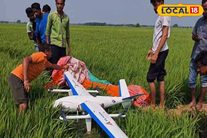 ঘুম থেকে উঠে ধান চাষের জমিতে যেতে রীতিমতো চক্ষুচড়ক গাছ সাধারণ মানুষের। দেখতে খানিকটা ছোট এরোপ্লেনের মতো, অন্যদিকে লাইট জ্বলছে এবং একটি সাউন্ড হচ্ছে। স্বাভাবিকভাবে রীতিমতো আতঙ্কিত হয়ে পড়ে সাধারণ মানুষ। পশ্চিম মেদিনীপুর জেলার দাঁতন এক নম্বর ব্লকের শরশঙ্কা বকুলতলার কাজুচক এলাকায় এক রহস্যময় ড্রোন উদ্ধারকে কেন্দ্র করে তীব্র চাঞ্চল্য ছড়িয়েছে। বুধবার ভোর প্রায় ৪টে নাগাদ স্থানীয় বাসিন্দারা ধানক্ষেতে একটি বড় আকারের ড্রোন পড়ে থাকতে দেখেন। (তথ্য ও ছবি: রঞ্জন চন্দ)