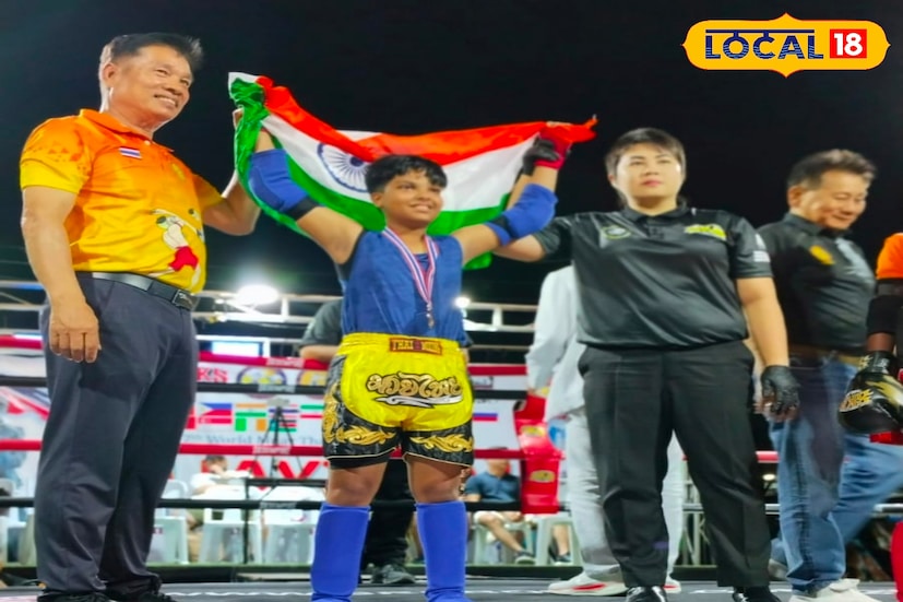 দন্ডিরহাটের ছোট্ট মেয়ে, বয়স মাত্র ১১—তবু তার সাফল্যের উচ্চতা আজ বিশ্বমঞ্চ ছুঁয়েছে। বসিরহাটের কৃতি কন্যা আরাধ্যা কুন্ডু থাইল্যান্ডে অনুষ্ঠিত মুইয়া থাই ওয়াল্ড চ্যাম্পিয়ানশিপ -এ অসাধারণ পারফরম্যান্স করে জয় করেছে গোল্ড মেডেল। এই প্রতিভাবান ক্রীড়াবিদ নিজের দক্ষতা ও আত্মবিশ্বাস দিয়ে সকলকে চমকে দিয়েছে।