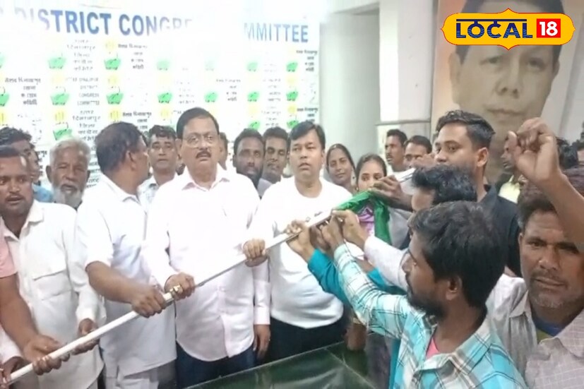 অভিষেক বন্দ্যোপাধ্যায় ও সুব্রত বক্সীকে পাশে নিয়ে তালিকা প্রকাশ করেন মমতা। দার্জিলিং-এর ৩টে সিটে লড়ছে না তৃণমূল। অনিত থাপার দল লড়বে বলে জানিয়েছেন মমতা। বাকি ২৯১টি আসনে প্রার্থী তালিকা ঘোষণা করছে তৃণমূল। ৫০-এর বেশি মহিলা প্রতিনিধি রয়েছেন তালিকায়। এসসি-এসটি মিলিয়ে ৮৪টি।বিধানসভা নির্বাচনের দামামা বাজতেই উত্তরবঙ্গের রাজনৈতিক ময়দান যেন নতুন করে উত্তপ্ত হয়ে উঠেছে। তারই মধ্যে চোপড়ায় নতুন সমীকরণের ইঙ্গিত।