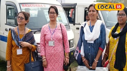 ভোটকেন্দ্রে মহিলা আধিকারিকগণ