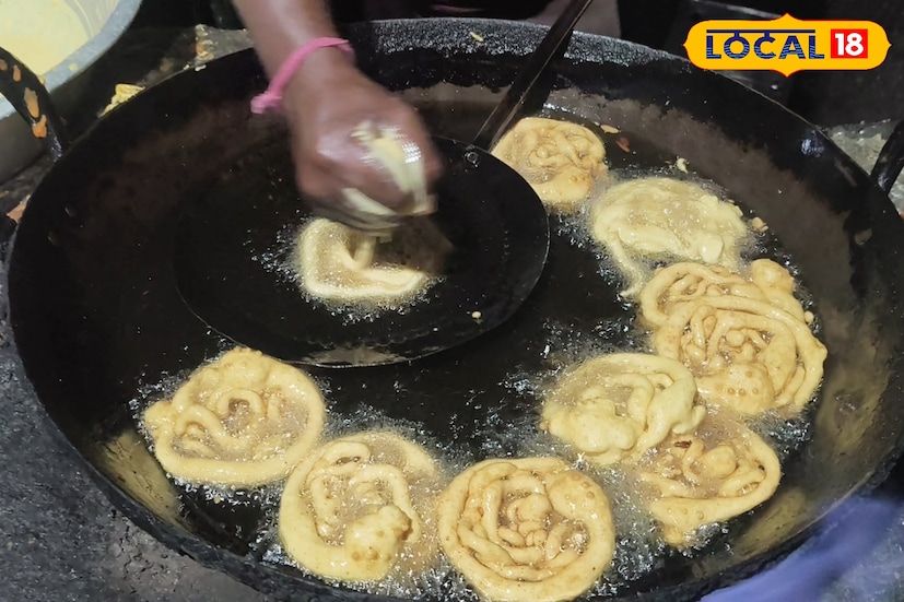 পুরুলিয়া জেলার রঘুনাথপুরের বেড়ো গ্রামে বিকেলের নাস্তা মানেই স্থানীয়দের কাছে এক বিশেষ আকর্ষণ, কালো জিরার ভাবরা ভাজা। স্বাদে ভিন্নতা ও ঘরোয়া প্রস্তুত প্রণালীর জন্য এই ভাবরা ভাজা দীর্ঘদিন ধরেই এলাকায় জনপ্রিয়তা ধরে রেখেছে। (ছবি ও তথ্য: শান্তনু দাস)