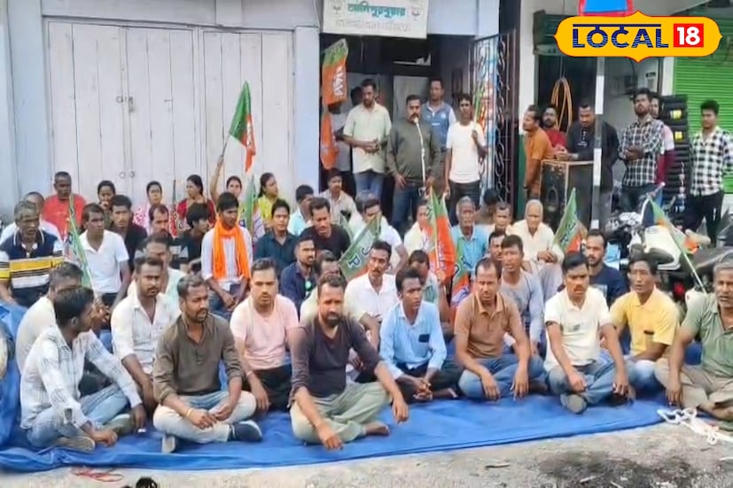 আলিপুরদুয়ার,অনন্যা দে: বিজেপি জেলা নেতৃত্বরা বিক্ষোভের প্রথম দিনেই জানিয়েছিলেন ৭২ ঘন্টার মধ্যে আলিপুরদুয়ার বিধানসভা কেন্দ্রের প্রার্থী পরিবর্তন হবে। ততক্ষণ প্রার্থী পরিতোষ দাস কোনও নির্বাচনী প্রচার করবেন না। কিন্তু বিপরীত ছবি দেখা যেতেই আন্দোলনে বিক্ষুব্ধরা। আদতে জেলা নেতৃত্বরা পরিতোষ দাসের বিরুদ্ধে ওঠা আওয়াজ দমিয়ে রাখতে ললিপপ খাওয়ানোর চেষ্টা করছিল বলে অভিযোগ বিক্ষুব্ধ কর্মীদের। 