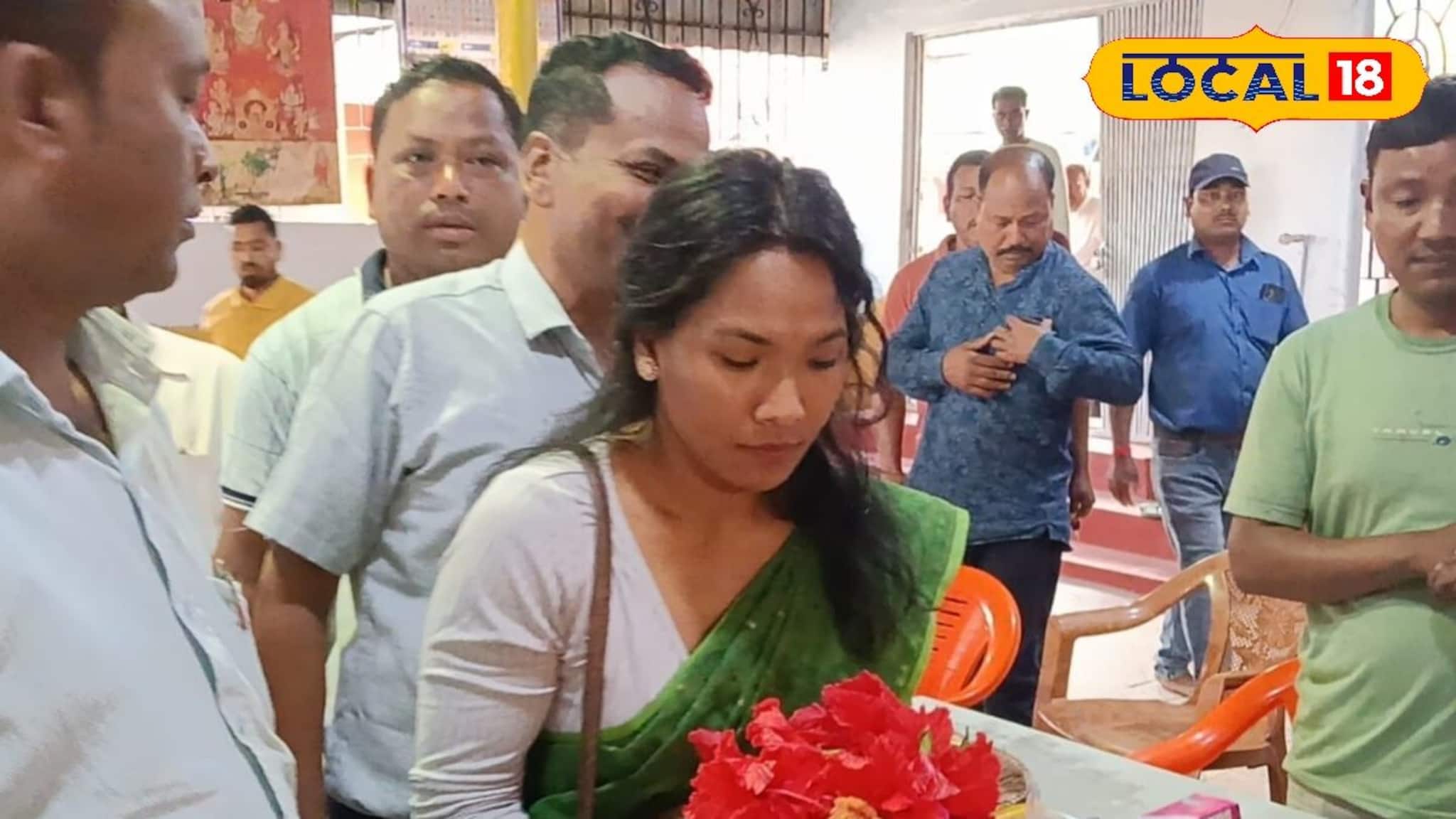 অসুস্থ বাবাকে রেখে নির্বাচনী প্রচার! সতীপীঠে পুজো দিয়ে নতুন লড়াইয়ে নামলেন স্বপ্না বর্মন