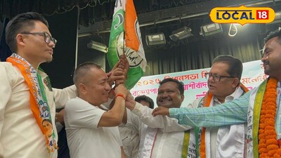 দলীয় পতাকা হাতে রোহিত ও তৃণমূল নেতারা 