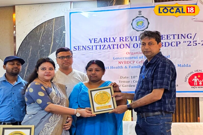 পতঙ্গবাহিত ফাইলেরিয়াসিস রোগ দমন ও পরিষেবায় উল্লেখযোগ্য সাফল্যের জন্য মালদহ জেলার মধ্যে সেরার সম্মান পেল মানিকচক গ্রামীণ হাসপাতাল। জেলা স্বাস্থ্য দফতরের উদ্যোগে আয়োজিত এক অনুষ্ঠানে হাসপাতাল কর্তৃপক্ষের প্রতিনিধিদের হাতে তুলে দেওয়া হয় ‘অ্যাওয়ার্ড অব এক্সিলেন্স ফর ফাইলেরিয়াসিস সার্ভিলেন্স অ্যান্ড কেস ম্যানেজমেন্ট’।(ছবি ও তথ্য: জিএম মোমিন)