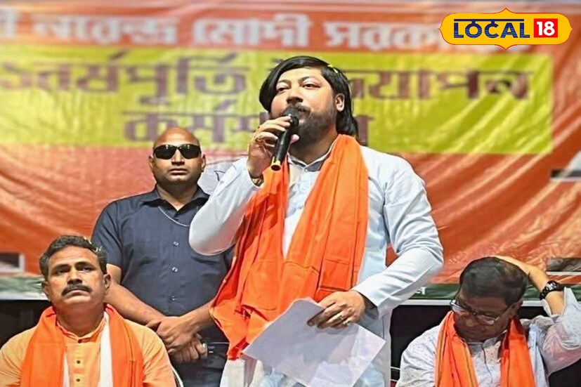 কোচবিহার, অনন্যা দে: তবে কী উদয়ন গুহকে ভয় পেয়ে অন্য বিধানসভা কেন্দ্র থেকে নির্বাচনে প্রতিদ্বন্দ্বিতা করার সিদ্ধান্ত নিলেন বিজেপি নেতা নিশীথ প্রামানিক? জোর চর্চা রাজনৈতিক মহলে। যদিও নিশীথের কথায় দল যা সিদ্ধান্ত নিয়েছেন, তিনি তা পালন করছেন। বিধানসভা নির্বাচনকে কেন্দ্র করে রঙ্গমঞ্চ জমে উঠেছে কোচবিহারের রাজনীতির। 