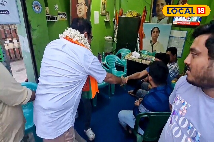 উত্তর ২৪ পরগনা, রুদ্র নারায়ন রায়: নৈহাটিতে সৌজন্যের রাজনীতি! নির্বাচনী উত্তাপের মাঝেই এমনই ব্যতিক্রমী সৌজন্যের নজির দেখা গেল উত্তর ২৪ পরগনার নৈহাটিতে। পৌর এলাকার ২৬ নম্বর ওয়ার্ডের তিন নম্বর বিজয়নগর এলাকায় তৃণমূল কংগ্রেসের পার্টি অফিসে ঢুকে কর্মীদের সঙ্গে করমর্দন করে ভোটের আবেদন জানালেন নৈহাটি বিধানসভা কেন্দ্রের বিজেপি প্রার্থী সুমিত্র চট্টোপাধ্যায়