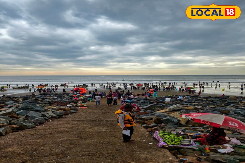 পশ্চিমবঙ্গে আবারও ঝড় বৃষ্টির পরিস্থিতি সৃষ্টি হয়েছে। এমনই পূর্বাভাস দিল হাওয়া অফিস। শুক্রবার সন্ধ্যের পর থেকে চলবে ঝড়-বৃষ্টি। ঝড় বৃষ্টির ছাড় নেই সপ্তাহের শেষে। শনি রবিবার ঝড়-বৃষ্টির সতর্কতা দক্ষিণবঙ্গের একাধিক জেলায়। বজ্রপাতের সম্ভাবনা রয়েছে। (ছবি ও তথ্য: সৈকত শী)