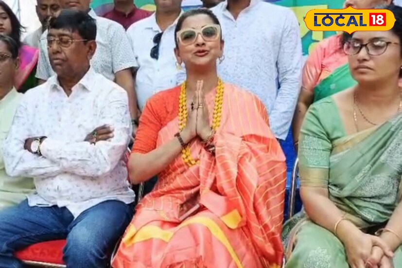 শুভ কাজের দিনে রঙের নির্বাচন নিয়েই আবারও চর্চার কেন্দ্রে টলিউড অভিনেত্রী রচনা ব্যানার্জী। প্রচারের ময়দানে দাঁড়িয়ে তিনি জানালেন, জ্যোতিষশাস্ত্রে তাঁর গভীর বিশ্বাস। তাই গুরুত্বপূর্ণ দিনে পোশাক বাছাইয়ে রঙের ভূমিকা তাঁর কাছে অত্যন্ত তাৎপর্যপূর্ণ। “সব শুভ কাজে লাল রঙ পরা দরকার”এই বিশ্বাস থেকেই এদিন তাঁর শাড়ির রঙ নির্বাচন। তথ্য ও ছবি: বনোয়ারীলাল চৌধুরী 