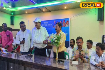 পাথরচাপুরি মাজারে চাদর চড়ালেন তৃণমূল প্রার্থী উজ্জ্বল চট্টোপাধ্যায়, কী চাইলেন তিনি?