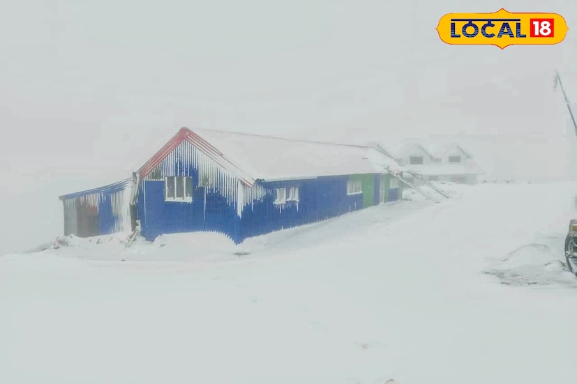 *দার্জিলিং, ঋত্বিক ভট্টাচার্য: হঠাৎ সাদা বরফে ঢেকে গেল সান্দাকফু। শনিবার থেকে লাগাতার তুষারপাতের জেরে পর্যটকদের মধ্যে তৈরি হয়েছে উদ্বেগ। প্রায় ৬ ইঞ্চি বরফ জমেছে বলে প্রাথমিকভাবে জানা গিয়েছে, যার ফলে বেশ কয়েকজন পর্যটক সান্দাকফু এলাকায় আটকে পড়েছেন বলে সূত্রের খবর। *দার্জিলিং, ঋত্বিক ভট্টাচার্য: হঠাৎ সাদা বরফে ঢেকে গেল সান্দাকফু। শনিবার থেকে লাগাতার তুষারপাতের জেরে পর্যটকদের মধ্যে তৈরি হয়েছে উদ্বেগ। প্রায় ৬ ইঞ্চি বরফ জমেছে বলে প্রাথমিকভাবে জানা গিয়েছে, যার ফলে বেশ কয়েকজন পর্যটক সান্দাকফু এলাকায় আটকে পড়েছেন বলে সূত্রের খবর।