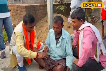 সযত্নে কেটে দিলেন গোঁফ-দাঁড়ি, প্রচারের ক্ষৌরকারের ভূমিকা নিলেন বিজেপি প্রার্থী! কে তিনি? সযত্নে কেটে দিলেন গোঁফ-দাঁড়ি, প্রচারের ক্ষৌরকারের ভূমিকা নিলেন বিজেপি প্রার্থী! কে তিনি?